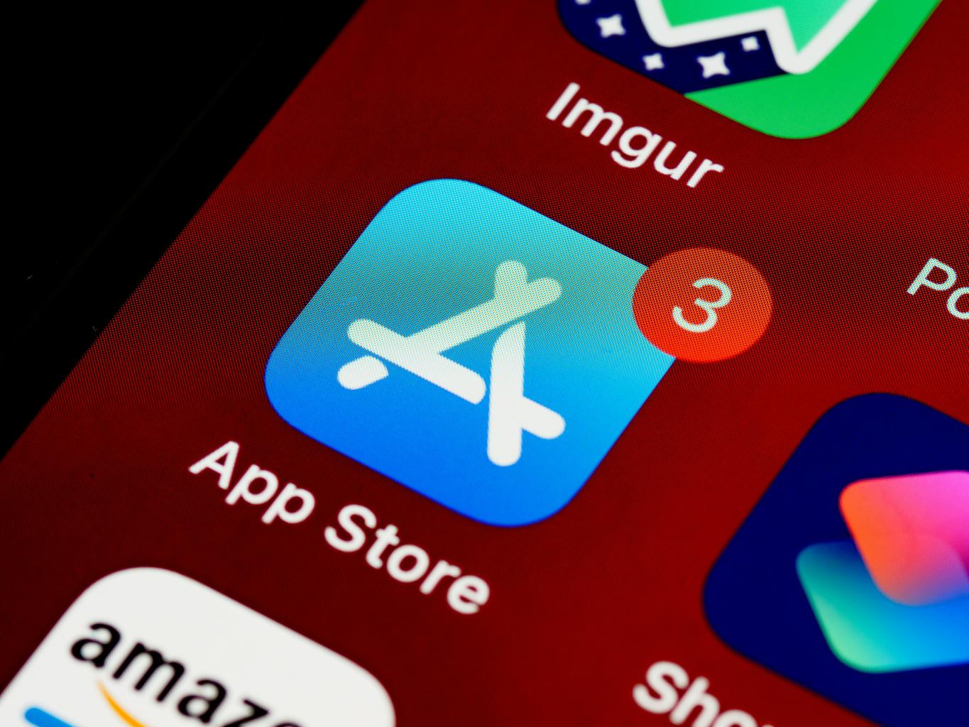 Comparison chart of popular group expense apps highlighting features